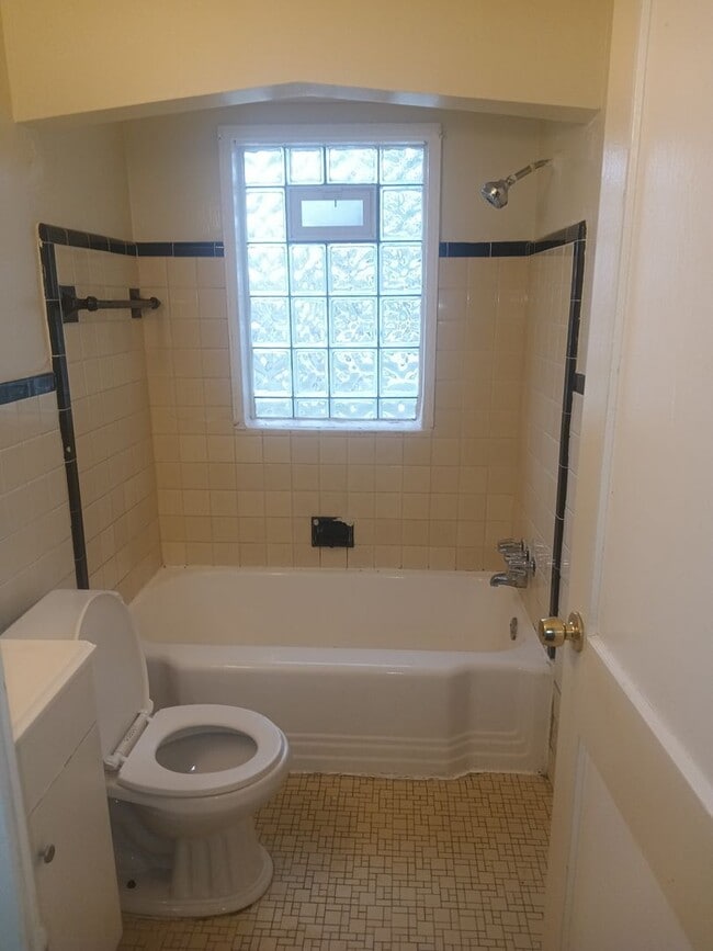 Building Photo - 2 Bedroom Section 8 Home for Lease