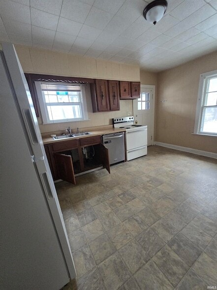 Building Photo - 216 S Grand Ave