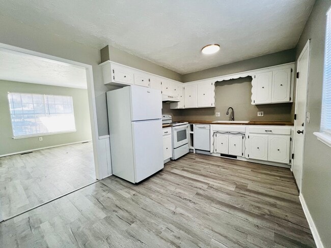 Building Photo - Beautifully Updated 2BD 1BA, Two-Story Dup...