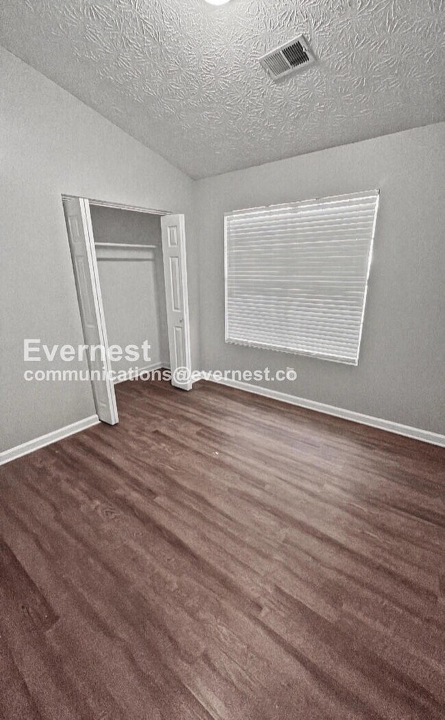 Building Photo - Limited Time Special Offer / 3 Bed, 2 Bath Home with Garage / Pet-Friendly / Vouchers Accepted / ...