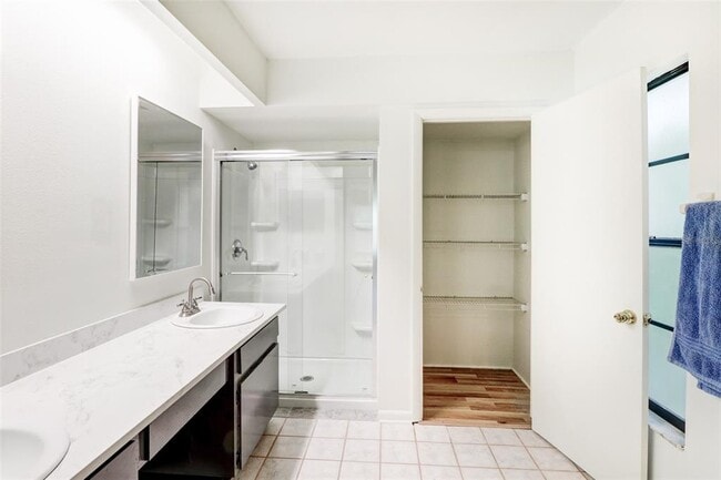 Building Photo - 16107 Country Crossing Dr