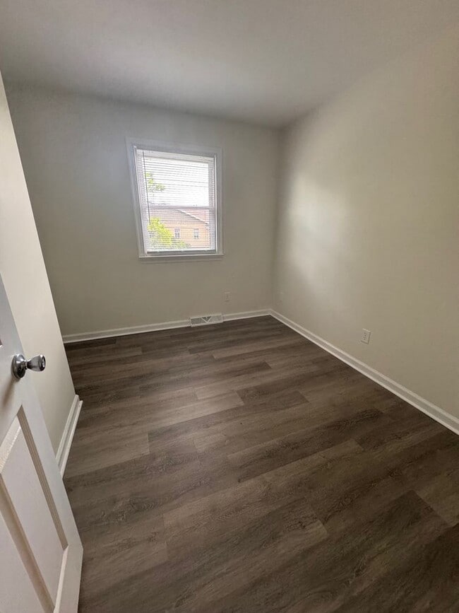 Building Photo - Renovated Townhouse with Fenced Yard