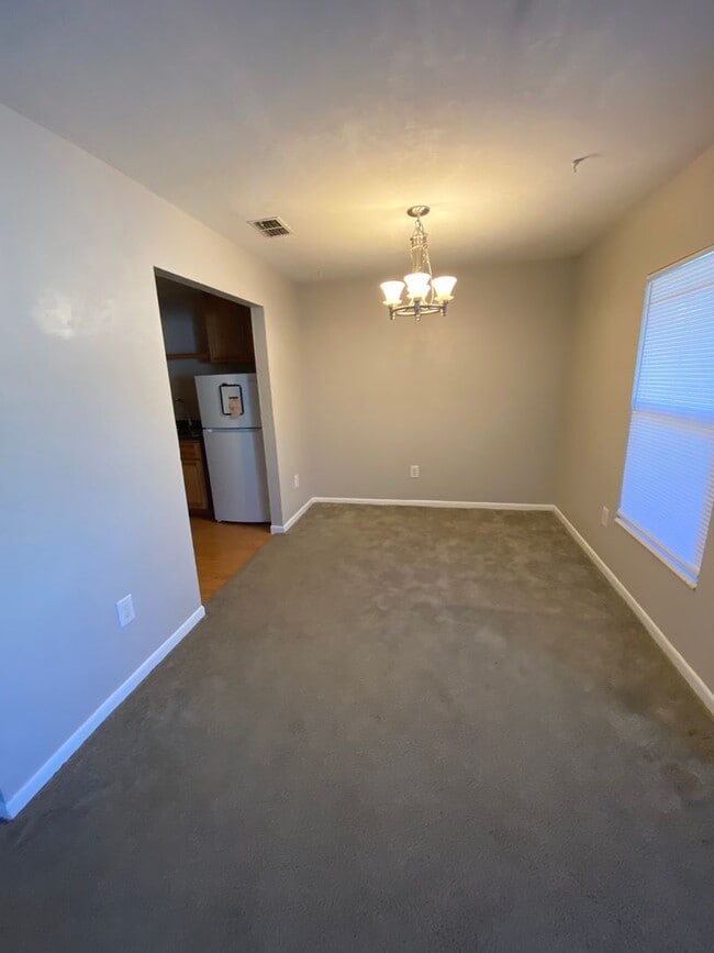 Building Photo - 2 Bed 1.5 Bath Condo