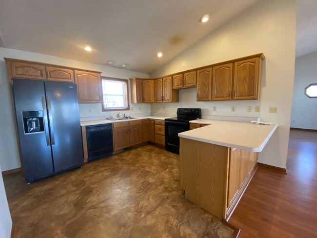 Building Photo - Large 4 Bed /  2 Bath Home
