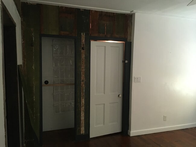 Building Photo - 1303 E 3rd St