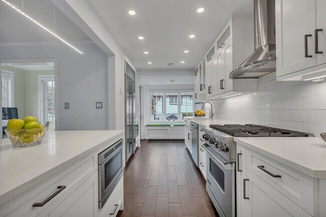 Building Photo - 42 Tanglewylde Ave