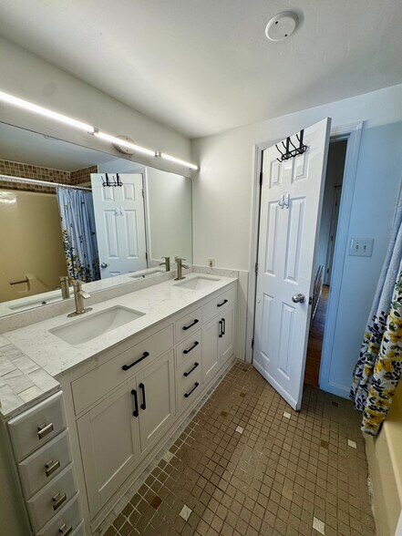 bathroom - 111 E 6th St