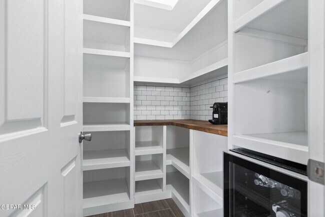Building Photo - 7129 Long Meadow Dr