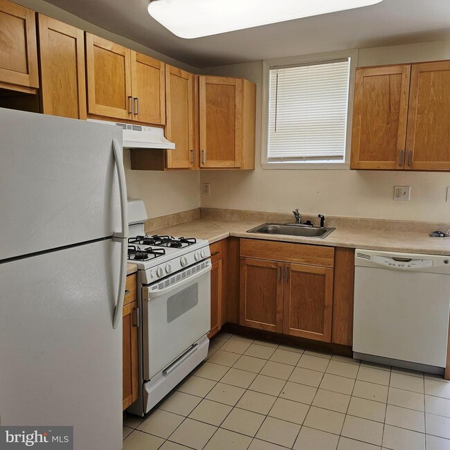 Building Photo - 1816 Montrose St