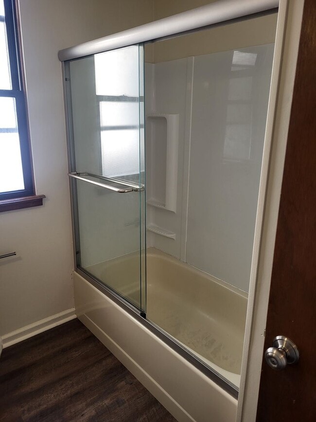 Building Photo - 4 bedroom 2 bath in Mt Washington! Available now!