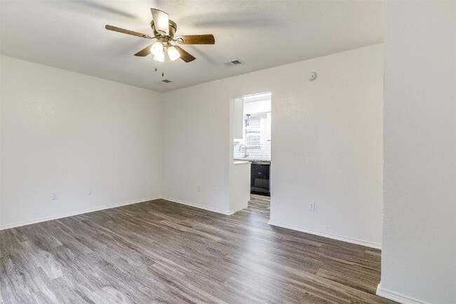 Building Photo - Charming 2-Bed Haven with Granite Touches in Prime Fort Worth Location!