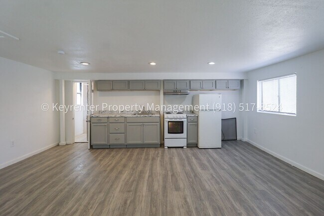 Building Photo - 732 N Victor Ave