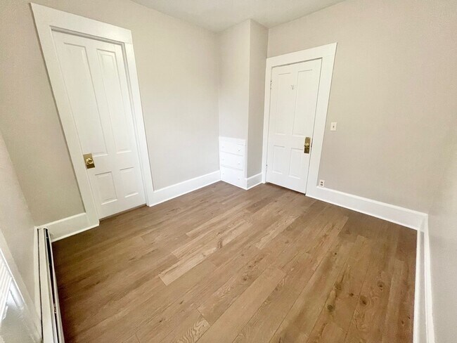 Building Photo - 404 Mountain St