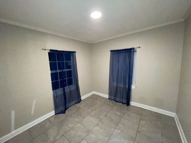 Building Photo - 3 bedrooms 1 bath