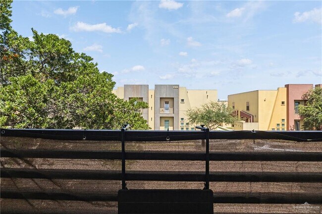 Building Photo - 1304 E Camellia Ave