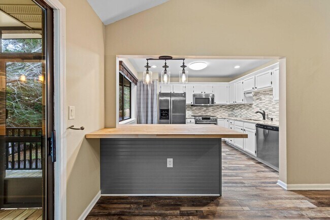 Building Photo - 429 Springwood Way