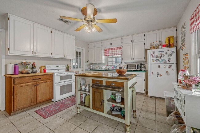 Building Photo - AVAILABLE NOW--- 3 Bed, 1.5 Bath in Eastgate