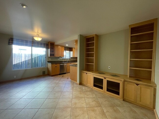 Building Photo - Recently Remodeled 4 Bedroom 2 Bath Single...