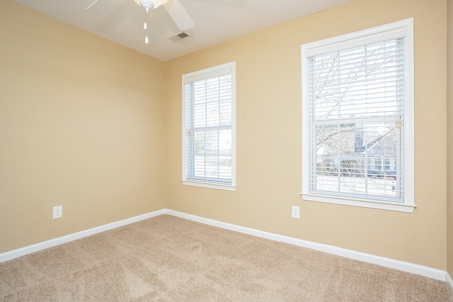 Building Photo - 50 Cottage Ln