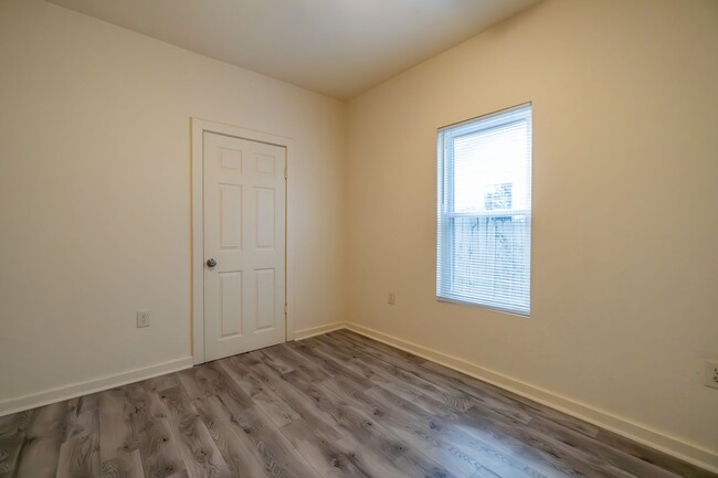 Building Photo - * Move-In Special * Cozy 3 Bed, 1 Bath Hom...