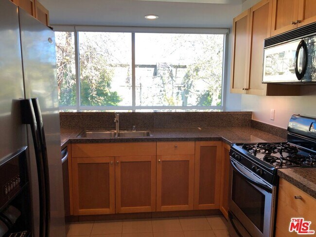Building Photo - 1545 S Bentley Ave