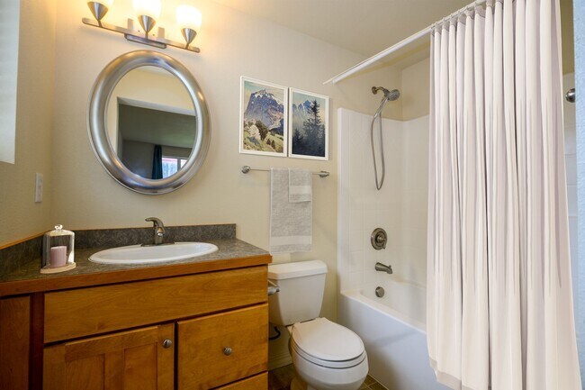 Building Photo - 2 Bed 2 Bath garden level unit in a 4 plex, south of main