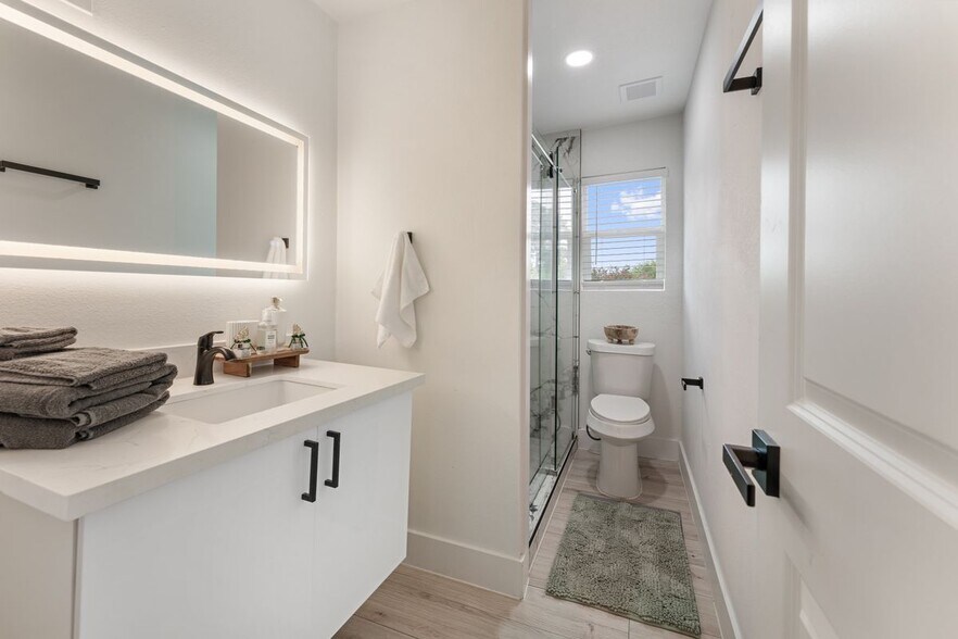 Building Photo - 9919 Golden Sunshine Dr