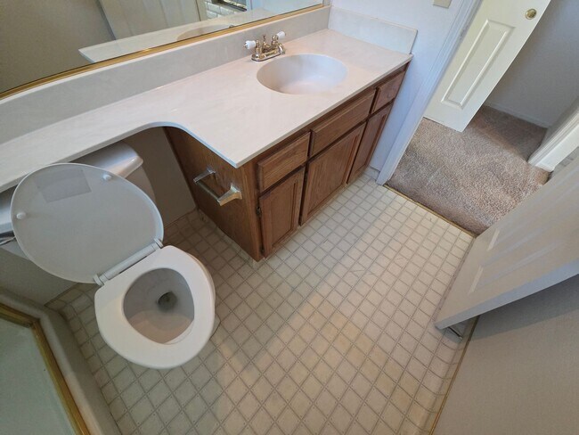 Building Photo - 3 bedroom/2bath home in quiet neighbothood