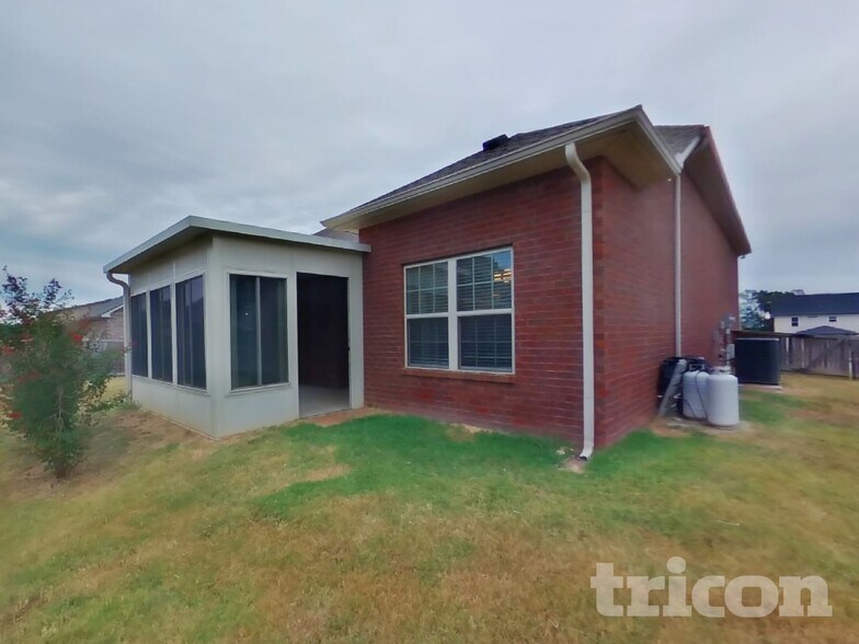 Building Photo - 1008 Azalea Ct