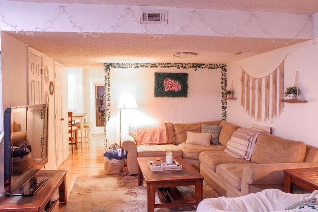 Building Photo - Condo Across From Vet School Available July 2025!