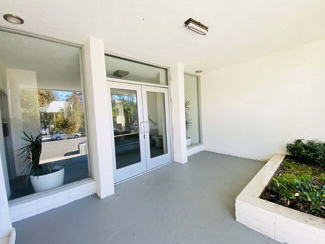 Building Photo - 1033 3rd St