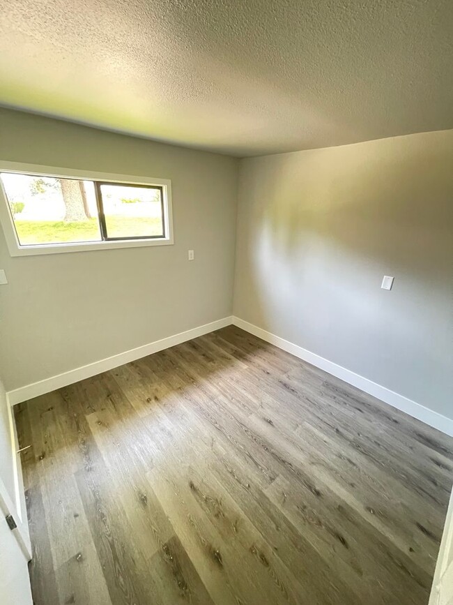 Building Photo - Newly Remodeled 3-bedroom 1 bath, spacious...