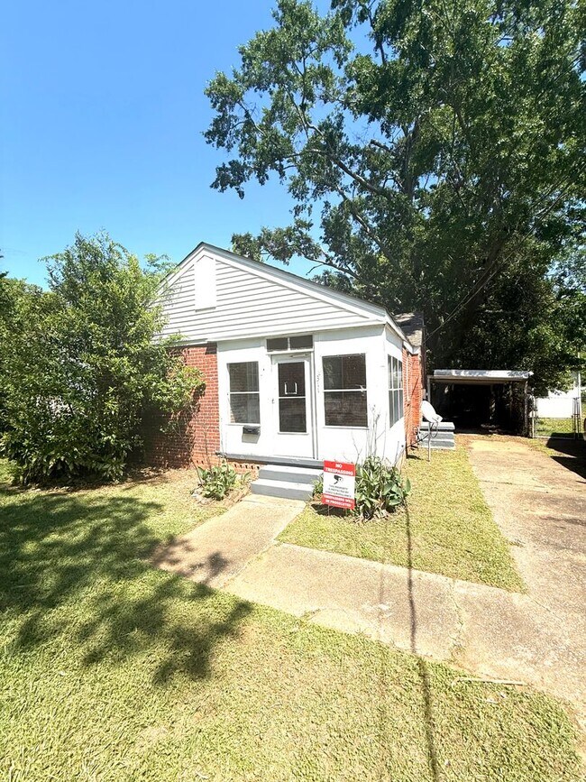 Building Photo - ** 3 bed 1 bath located close to downtown ** Call 334-366-9198 to schedule a self-showing