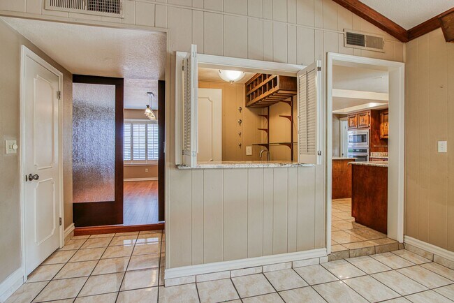 Building Photo - Stunning eastside rental in highly desirable area!