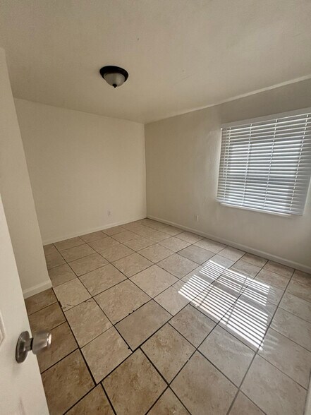 Building Photo - 1402 N Willowbrook Ave