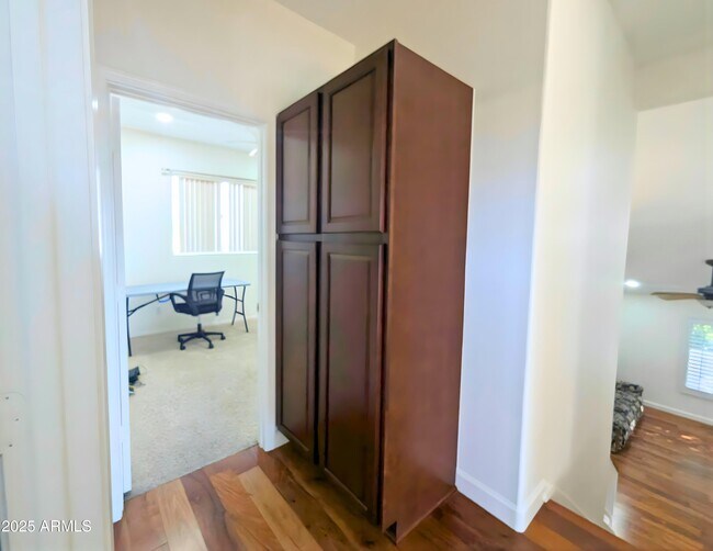 Building Photo - 242 S Sycamore Pl