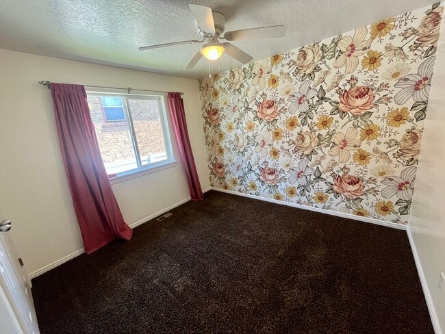 Building Photo - Lovely Home Located In Provo