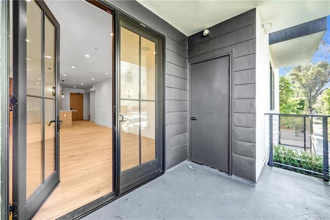 Building Photo - 10352 Riverside Dr