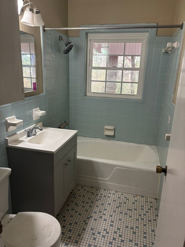 Building Photo - 1407B W Gentilly Rd.