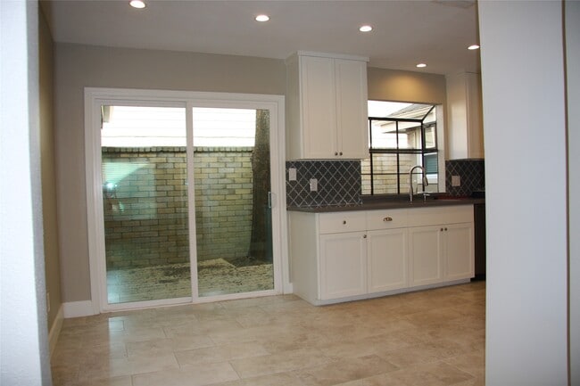 Building Photo - 2227 Highland Hills Dr