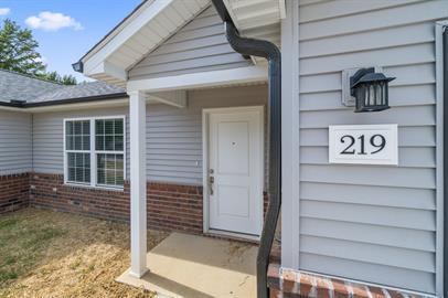Building Photo - 302 Oak Grv Cir