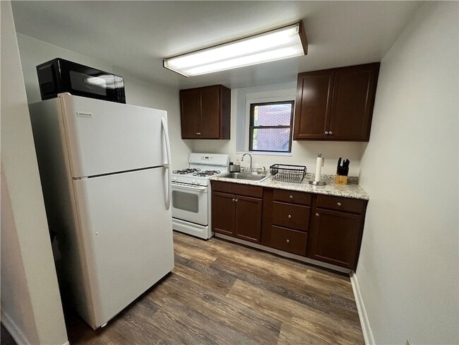 Building Photo - 1601 Hillsdale Ave