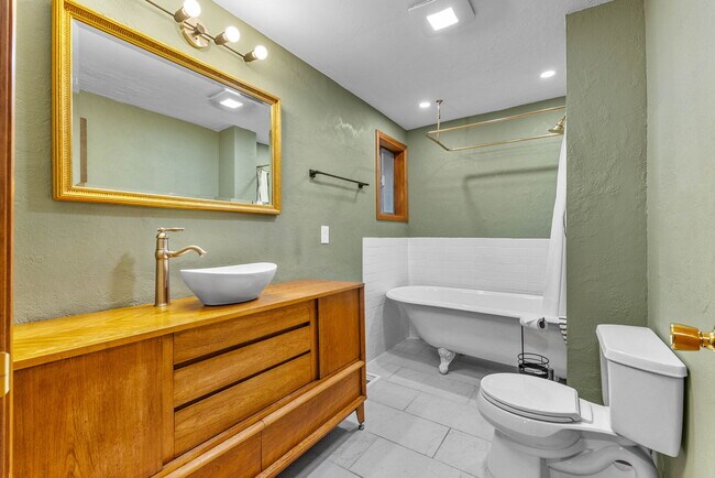 Building Photo - 2230 Jasper Way NW