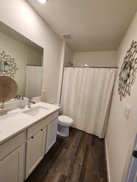 Upstairs guest bath - 17020 Barnwood Pl