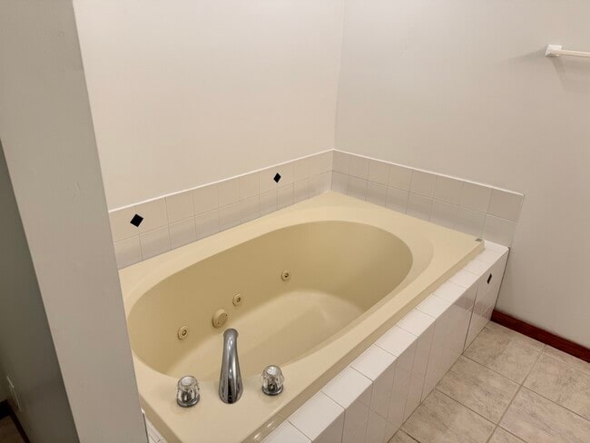 Building Photo - 5125 Echovale St NW