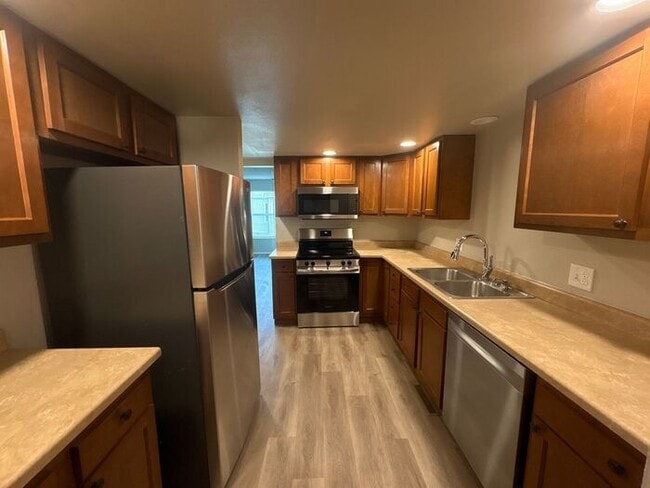 Building Photo - **Updated 2-Level Townhome in Fort Collins...