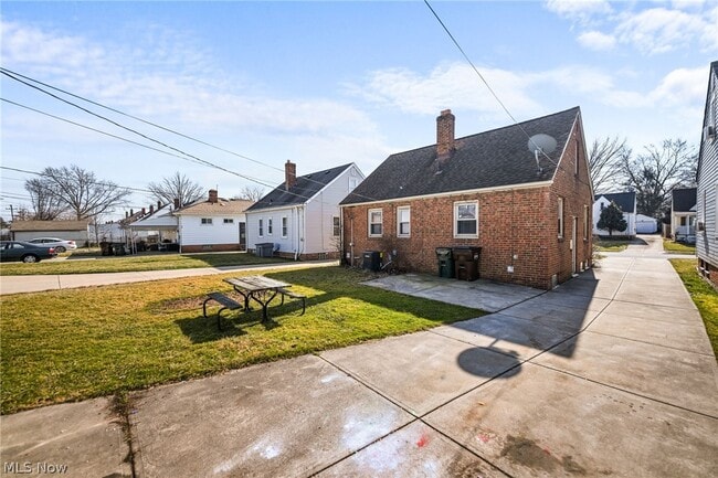 Building Photo - 2438 Brookdale Ave