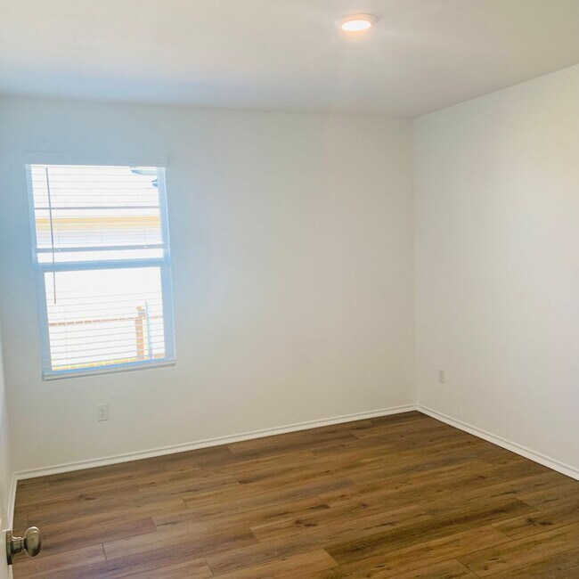 Building Photo - 4 Bed 2 Bath in Jarrell, TX