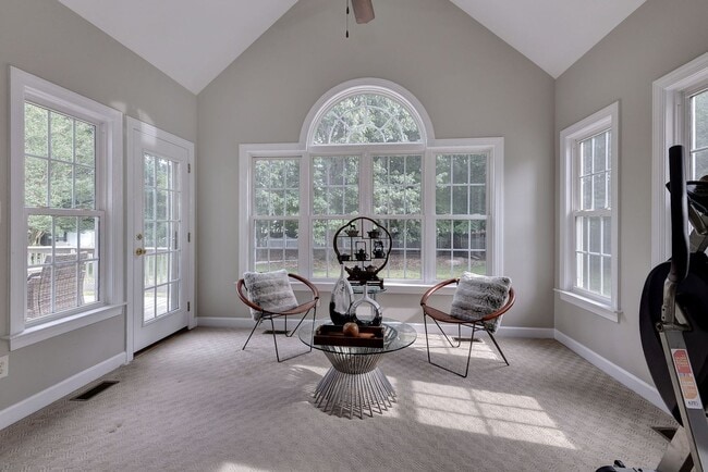 Building Photo - Spacious 5BR/4BA Home in Yorktown – Convenient Location and Comfortable Living