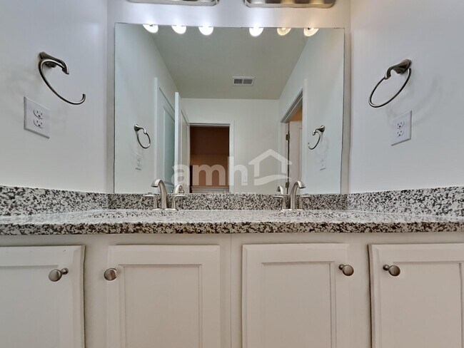 Building Photo - 3041 Greenmont Cir